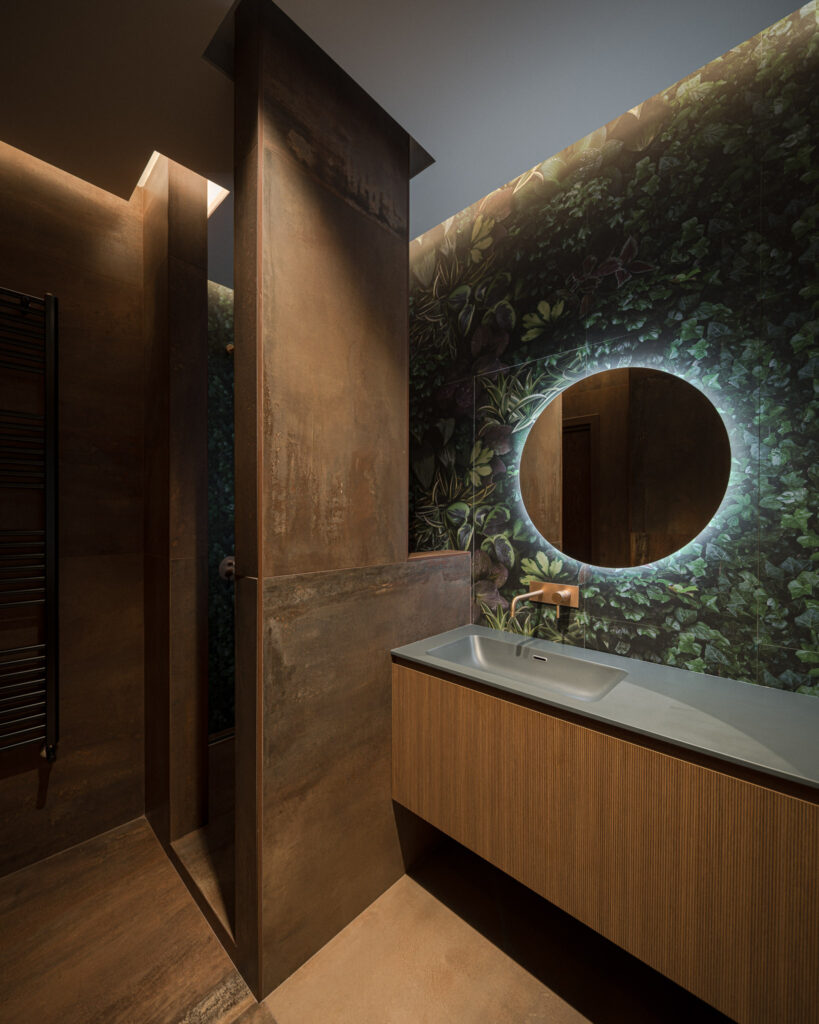 Lavabo sospeso, carta botanica e setto rivestito effetto metallo
