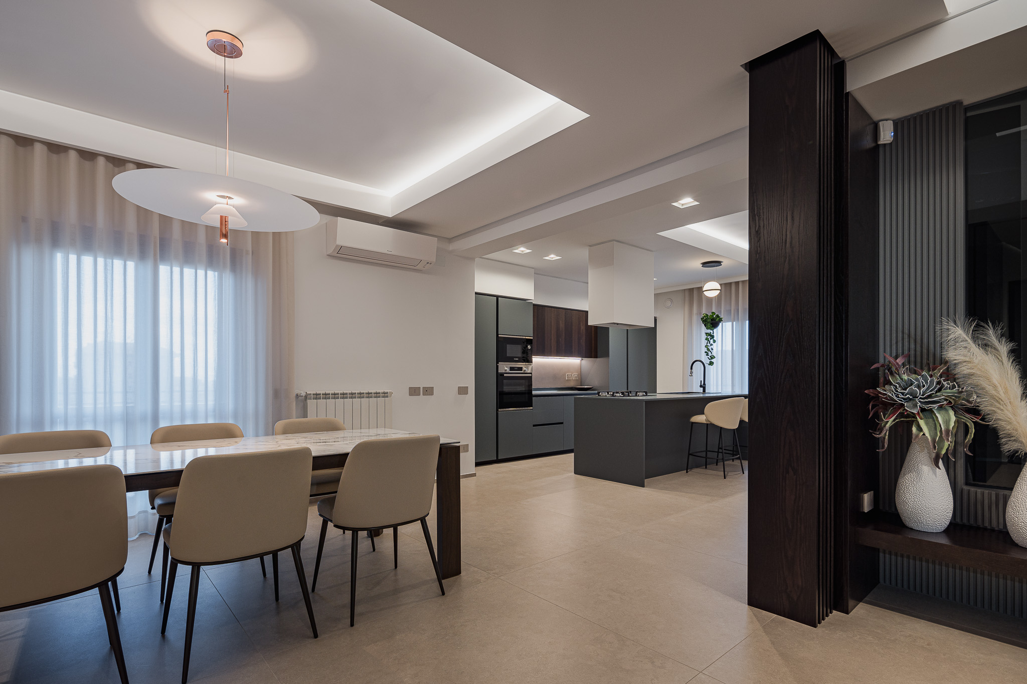 Sala da pranzo collegata alla cucina con grande isola centrale