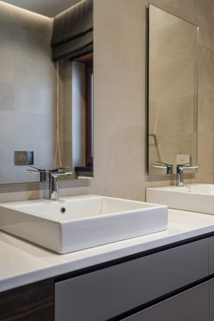Parete bagno tridimensionale a spina di pesce con accessorio cromato