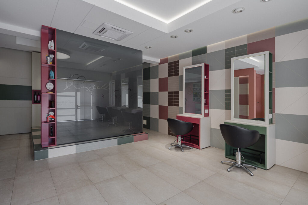 Salone Rossella Rocco Hair Passion con postazioni styling e parete vetrata
