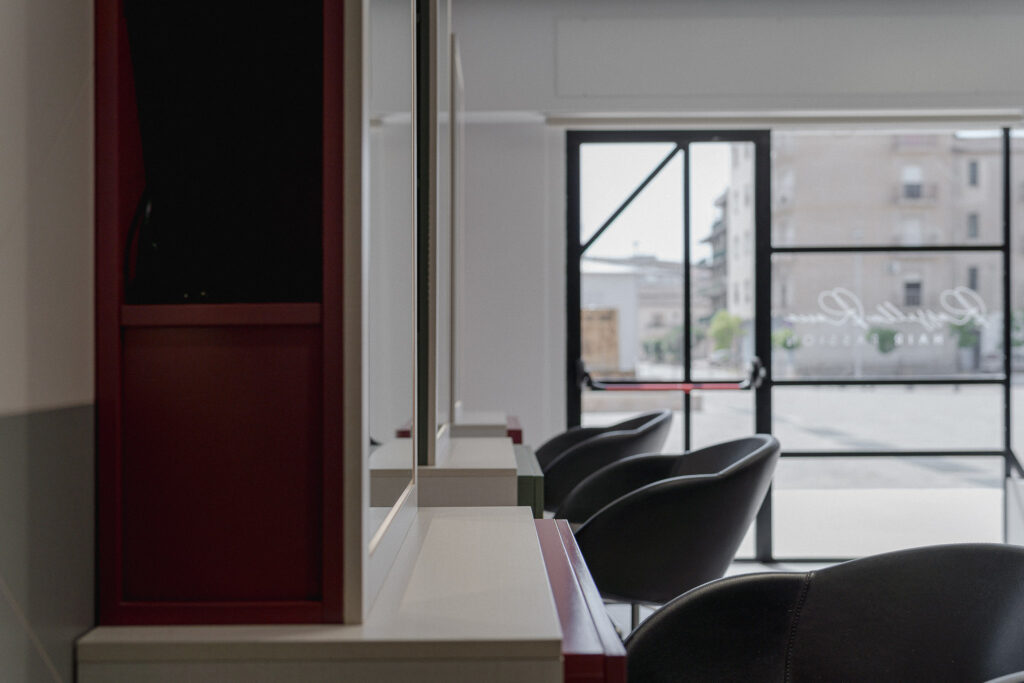 Poltrone nere delle postazioni styling con ingresso sullo sfondo