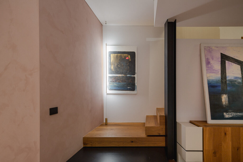 Living con camino sospeso, libreria nera e grande lampada sferica Moon