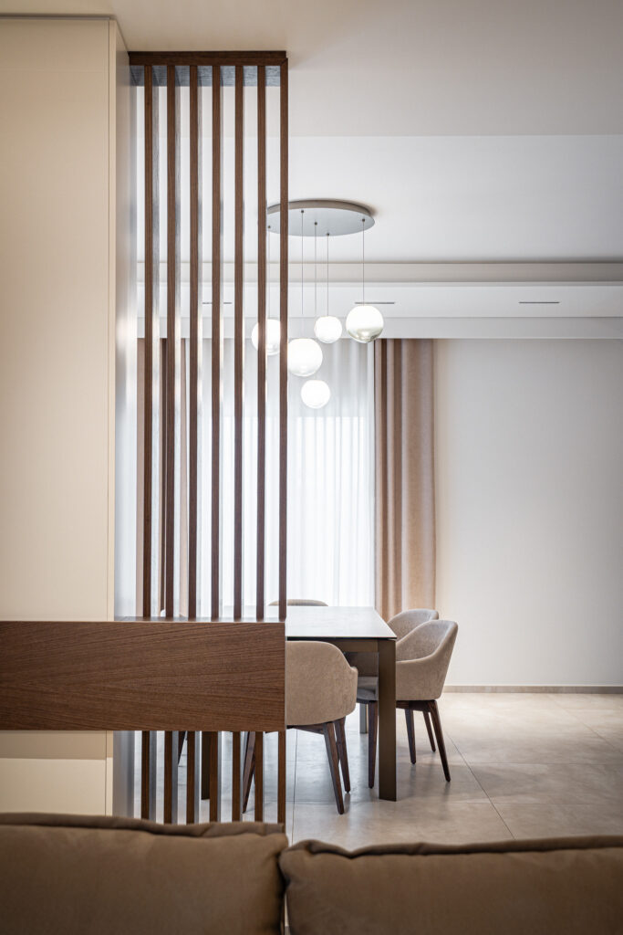 Listelli verticali in legno separano il soggiorno dalla sala da pranzo