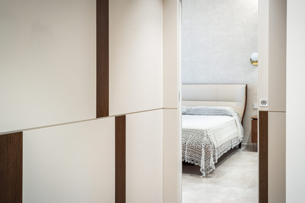 Armadiatura su misura con apertura verso la camera da letto
